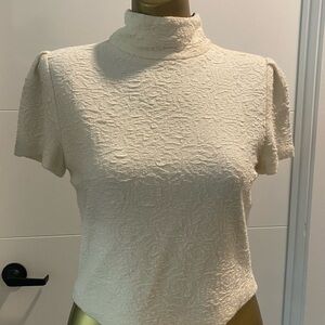 Alice +Olivia Women’s 8 cream short sleeve crop top